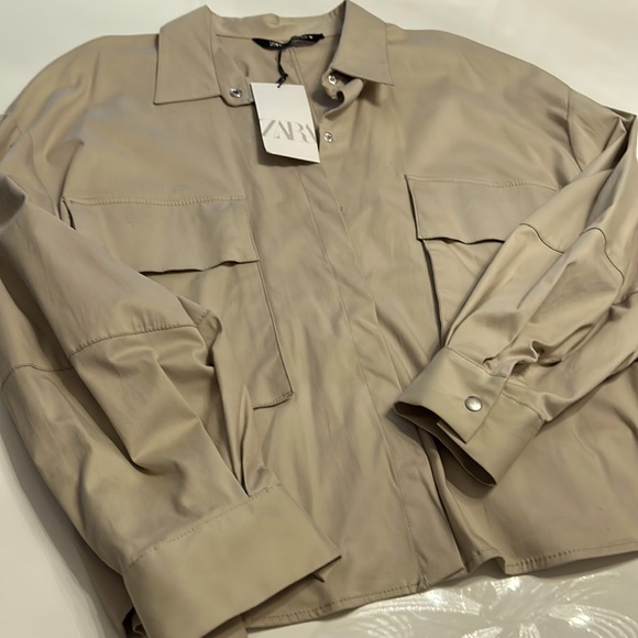 Zara Poplin Shirt Beige front pockets, pleated in back nwt - Picture 1 of 6